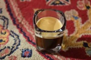 Wie bekomme ich Kaffeeflecken aus dem Teppich? Bewährte Methoden zur Entfernung frischer und eingetrockneter Kaffeeflecken