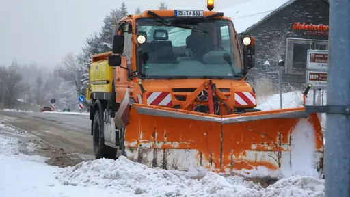 Womit Wege streuen? Geeignete Streumittel für sichere Wege bei Schnee und Eis